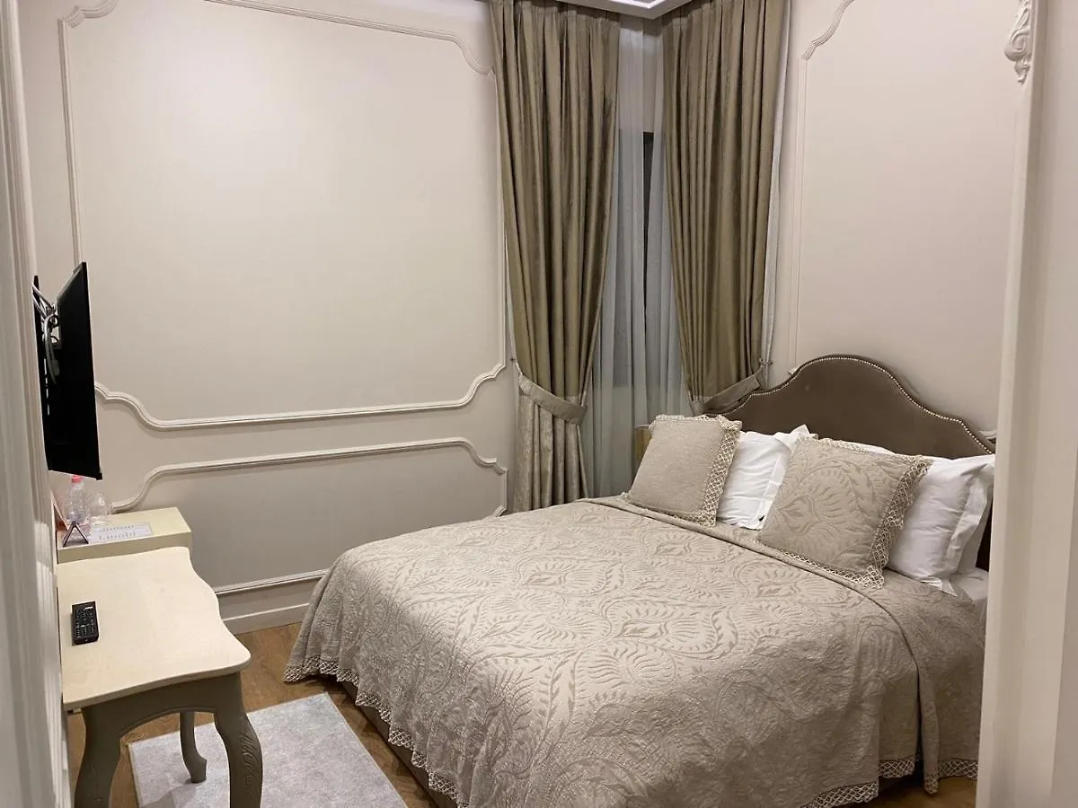 Hotel Boutique Vila 135 Tirana 4*,